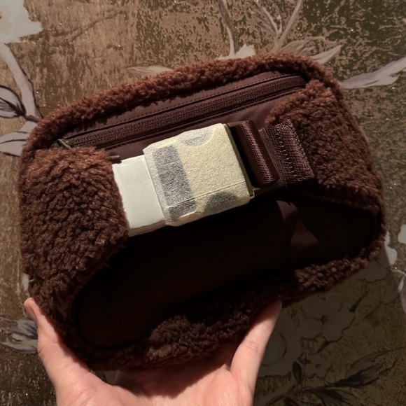 Lululemon 2L Brown Sherpa Everywhere Belt Bag in Earth Gold - Picture 6 of 8